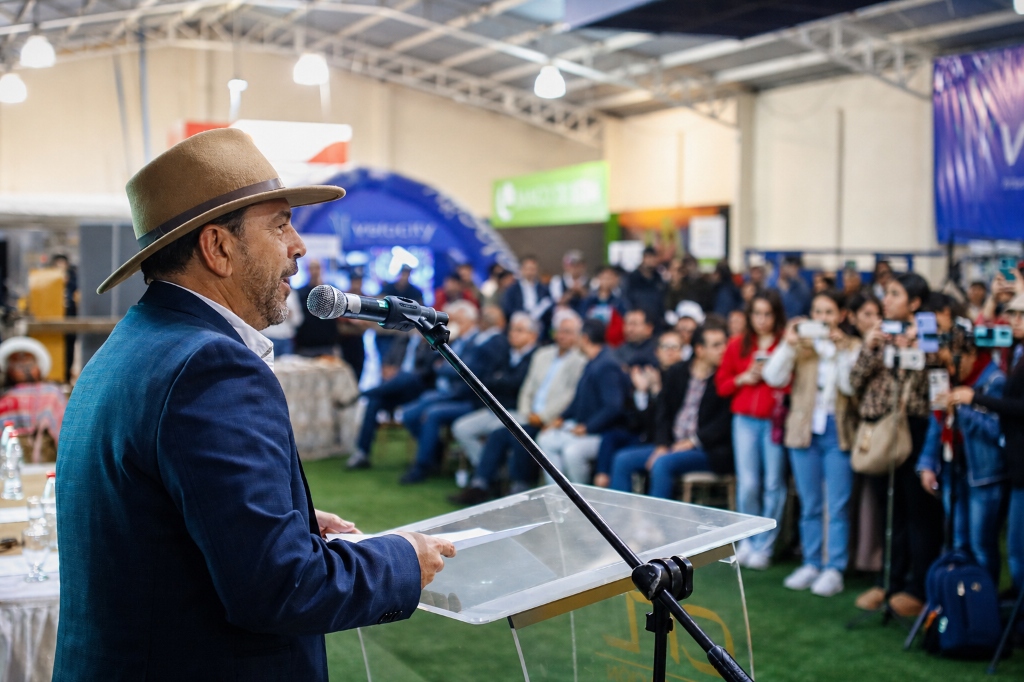Prefecto Mario Mancino Valdivieso en el podio — Loja Sabor a Café